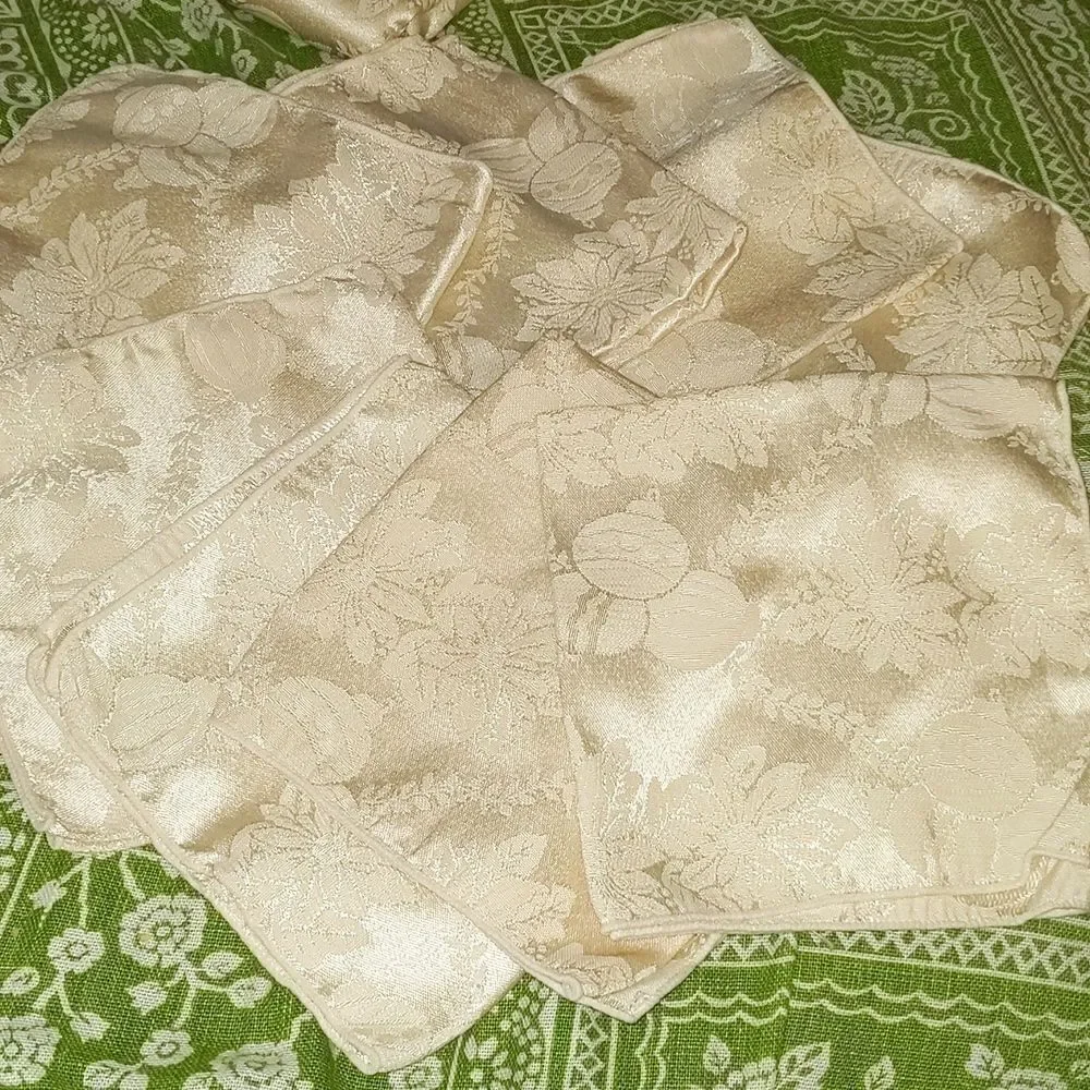 ‎Holiday cream table linens